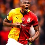 Victor Osimhen celebrating a goal for Galatasaray, targeted by Barcelona as Robert Lewandowski's replacement.